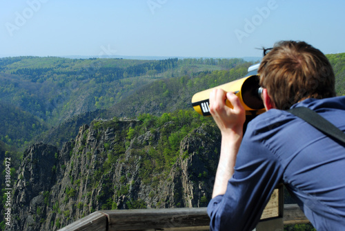 Foto: Tourist takes a closer look Tourist takes a closer look