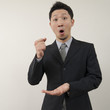 なるほどと手を打つスーツ姿の日本人