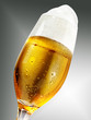 Bierglas vor Grau