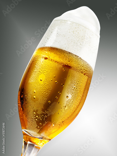 Photo: Bierglas vor Grau Bierglas vor Grau