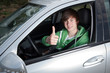 Junger Mann im Auto 509