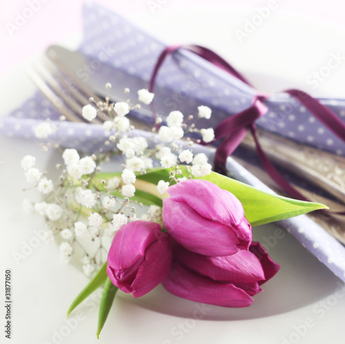 Foto: Tulip Place Setting in Purple Tulip Place Setting in Purple
