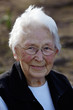 Foto: Nette alte Dame Portrait im Park 4 Nette alte Dame Portrait im Park 4