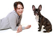 Junge Frau mit Französischer Bulldogge