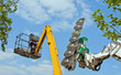 Photo : tron�onneuse coupe branches et nacelle sur fond de ciel bleu