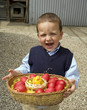 Bambino con uova