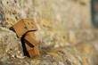Bonhomme en carton sur un mur