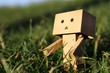 Bonhomme en carton dans l'herbe