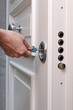 main ouvrant porte blindée
