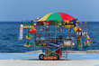 Bancarella ambulante di giocattoli sul mare