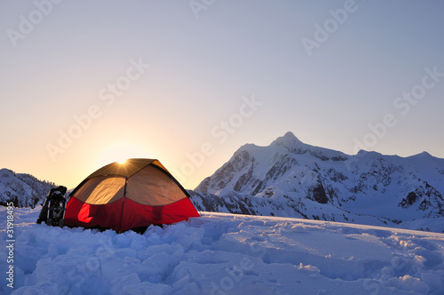 Foto: Tent and mount Shuksan at sunrise Tent and mount Shuksan at sunrise