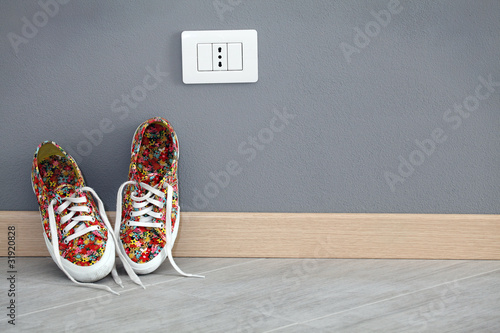 Photo: scarpe da ginnastica appoggiate scarpe da ginnastica appoggiate