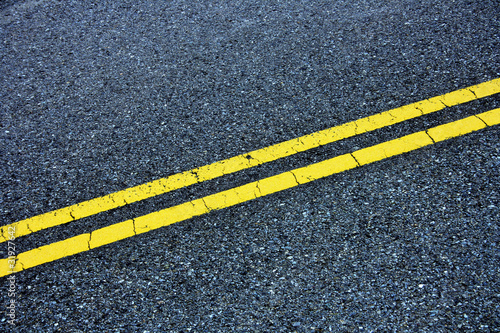 Foto: Doble linea continua Doble linea continua