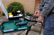 homme bricolant