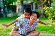 Foto: Mother and son play in a park Mother and son play in a park