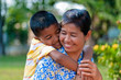 Foto: Mother and son play in a park Mother and son play in a park