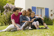 Famille 2 enfants devant la maison Famille 2 enfants devant la maison