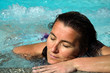 Jeune femme et relaxation dans un jacuzzi Jeune femme et relaxation dans un jacuzzi