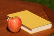 Apfel mit Buch