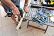 homme bricolant