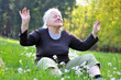 Foto: Seniorin beim entspannen Seniorin beim entspannen
