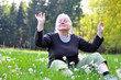 Foto: Seniorin beim entspannen Seniorin beim entspannen