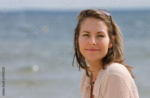 Photo: femme au bord de la mer femme au bord de la mer
