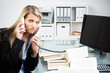 überarbeitete frau im büro