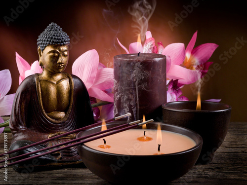 Foto: buddah with candle and incense buddah with candle and incense
