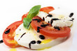 Tomaten mit Mozzarella und Basilikum