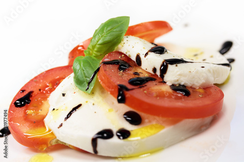 Foto: Tomaten mit Mozzarella und Basilikum Tomaten mit Mozzarella und Basilikum