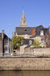 Quai de la rivière Sarthe au Mans avec un clocher d'église