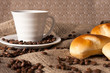 Kaffee und Milchbrötchen