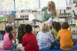Foto: Kindergarten teacher reading to children in library Kindergarten teacher reading to children in library