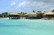 terrasses sur pilotis sur la mer turquoise