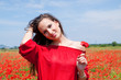 jolie femme dans un champs de coquelicots jolie femme dans un champs de coquelicots