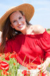 jolie femme souriante au soleil