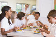 Foto: Schoolchildren enjoying their lunch in a school cafeteria Schoolchildren enjoying their lunch in a school cafeteria