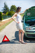 femme en panne de voiture