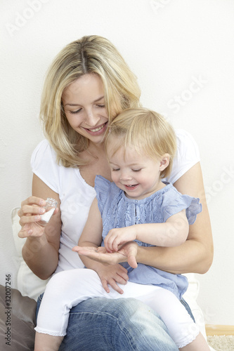 Photo: mutter und tochter mit globuli mutter und tochter mit globuli