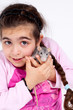 Fillette avec son petit rat dans les bras