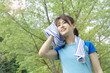 汗をふく女性