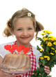 Mädchen hält einen Kuchen und Blumen 1