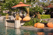 Salon de jardin au bord d'une piscine
