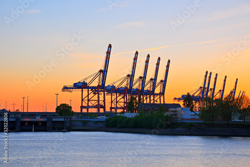 Foto: Hafenkräne im Hamburger Hafen Hafenkräne im Hamburger Hafen
