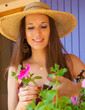 jolie femme qui jardine