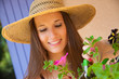 joli femme qui jardine
