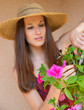 portrait d'une jolie femme qui jardine