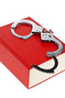 Handschellen und Gesetzbuch