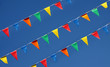 Blauer Himmel und bunte Fähnchen an der Leine